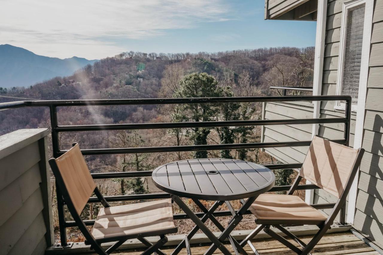 Smoky Mountains Studio With Balcony Гатлінбург Екстер'єр фото